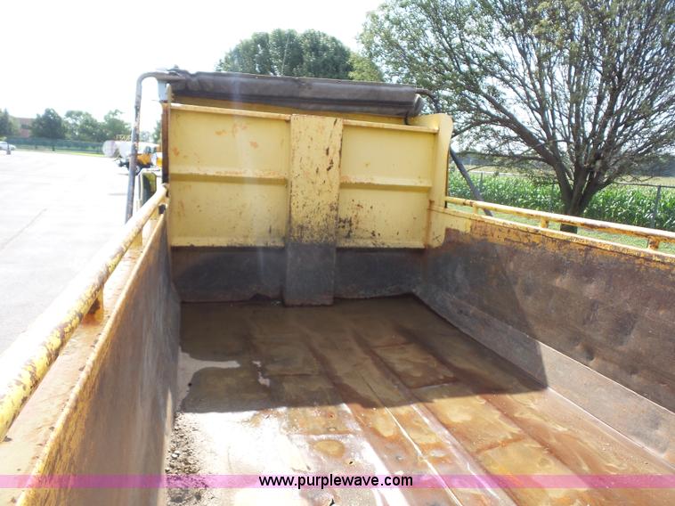 image for item K3491 2000 International F4900 dump truck