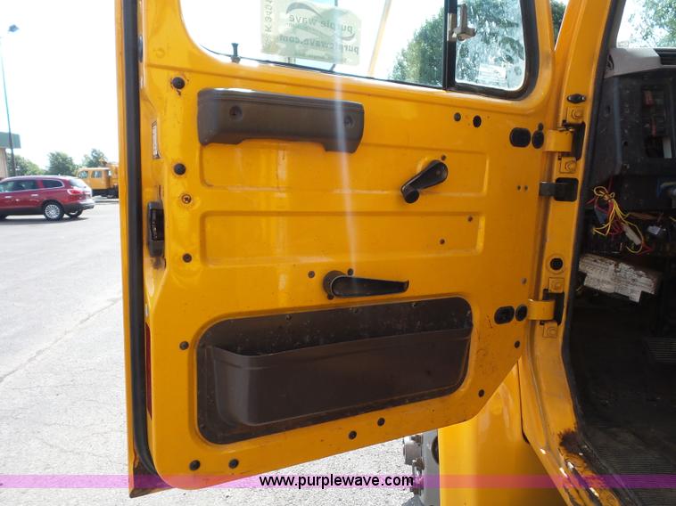 image for item K3491 2000 International F4900 dump truck