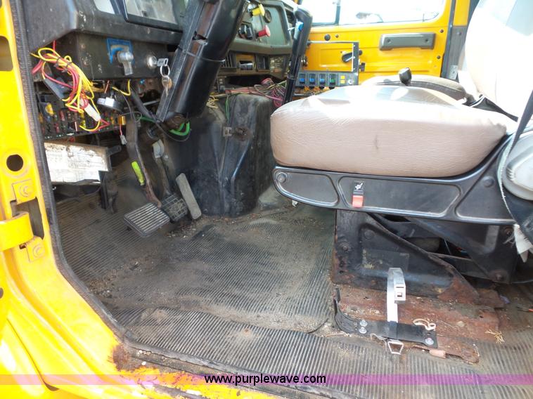 image for item K3491 2000 International F4900 dump truck