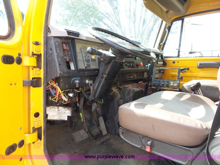 image for item K3491 2000 International F4900 dump truck