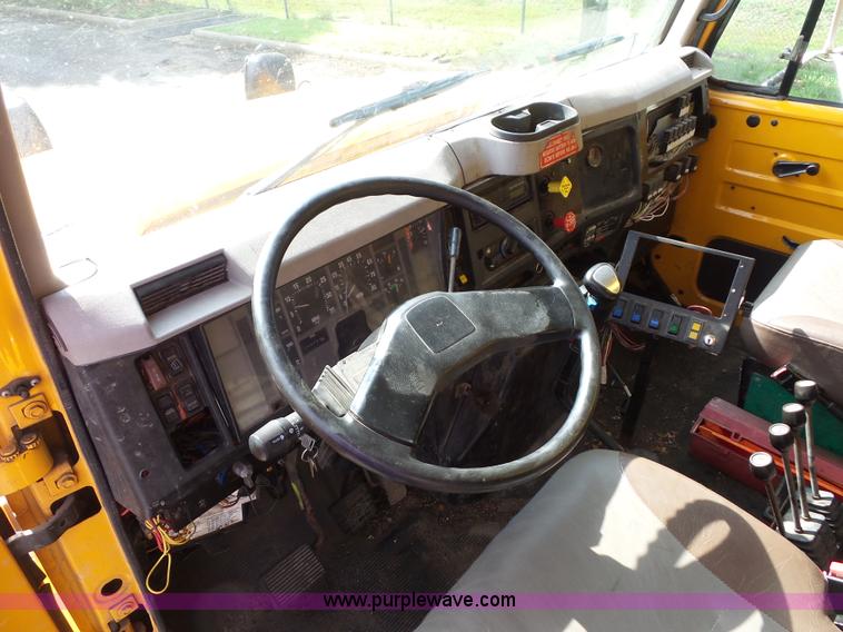 image for item K3491 2000 International F4900 dump truck