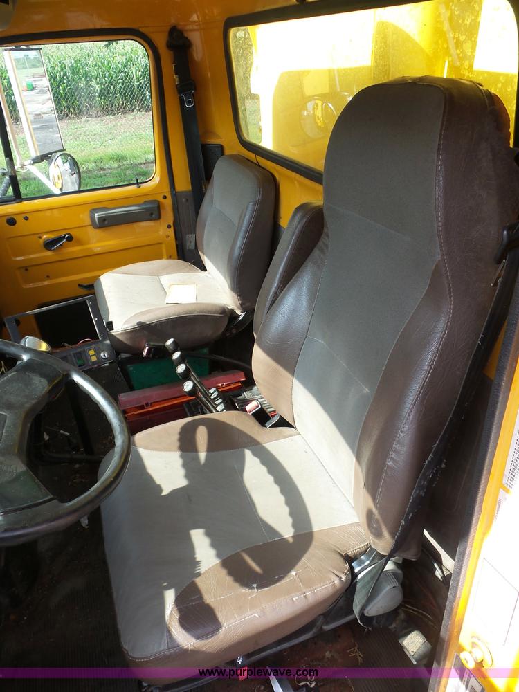 image for item K3491 2000 International F4900 dump truck