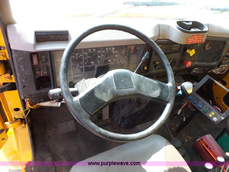 image for item K3491 2000 International F4900 dump truck