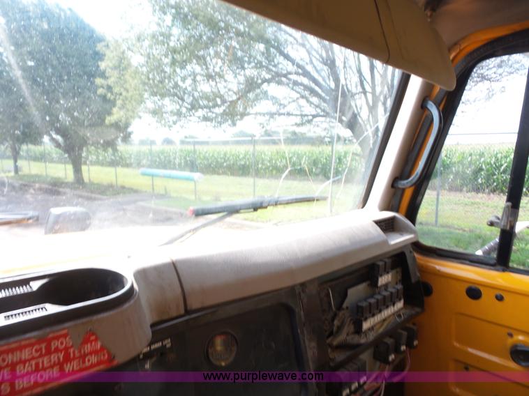 image for item K3491 2000 International F4900 dump truck