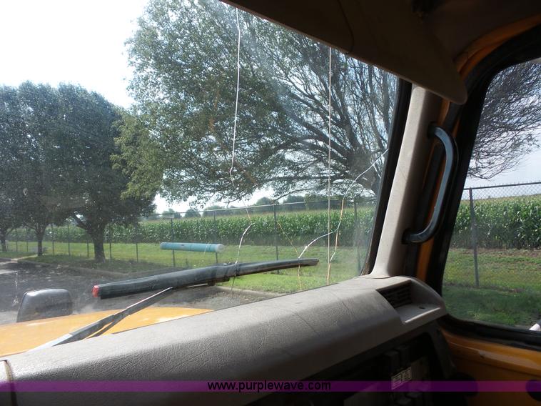 image for item K3491 2000 International F4900 dump truck