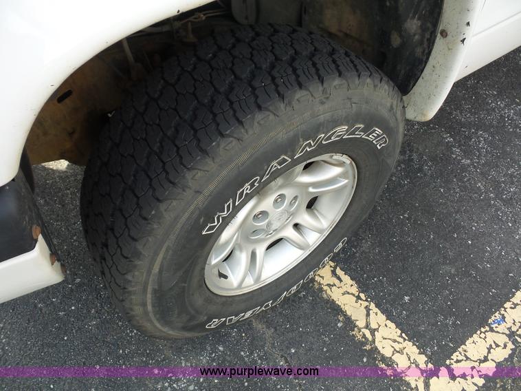 image for item K3493 2001 Dodge Dakota Quad Cab pickup truck