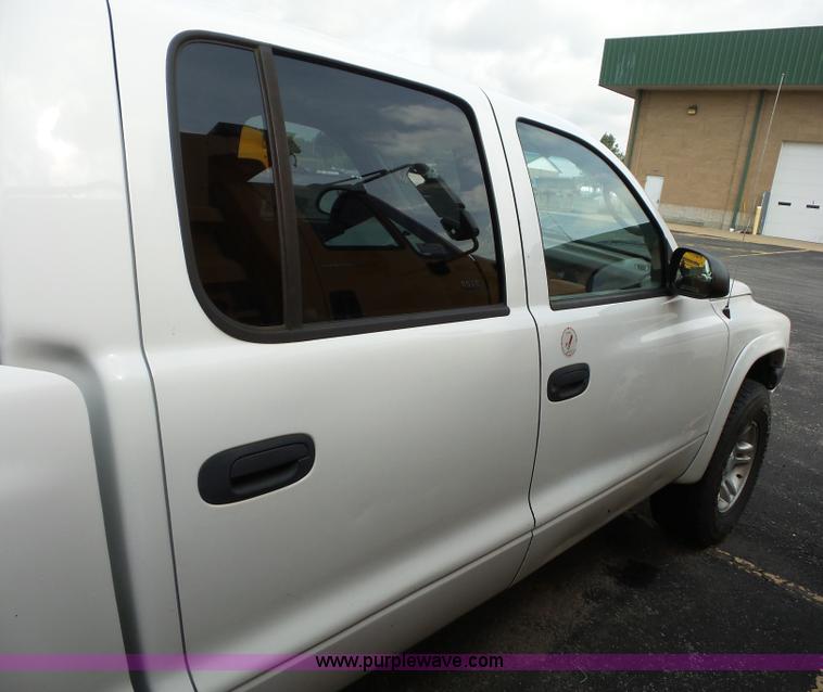 image for item K3493 2001 Dodge Dakota Quad Cab pickup truck