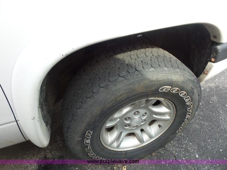 image for item K3493 2001 Dodge Dakota Quad Cab pickup truck