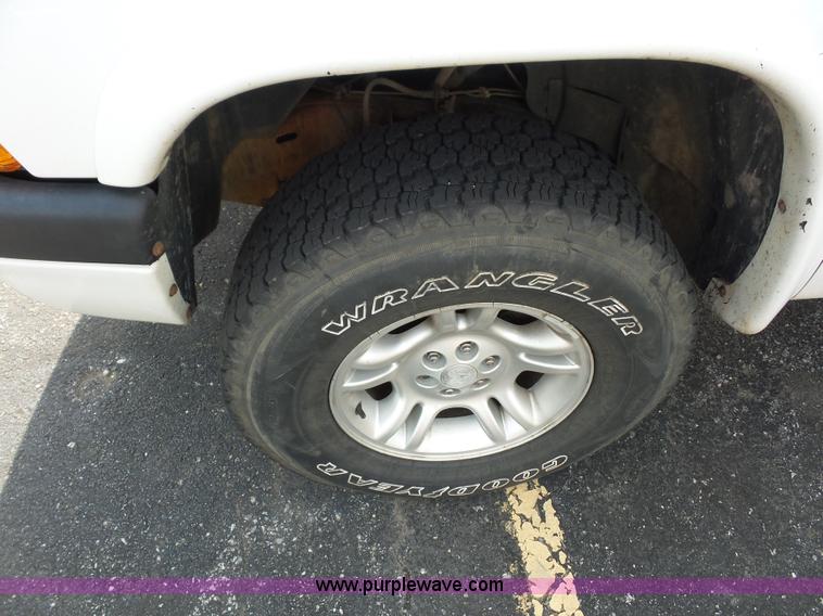 image for item K3493 2001 Dodge Dakota Quad Cab pickup truck