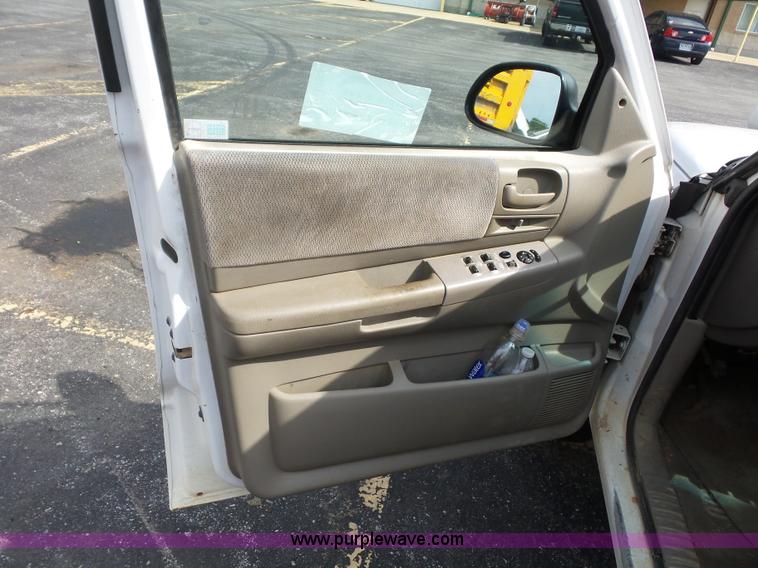 image for item K3493 2001 Dodge Dakota Quad Cab pickup truck