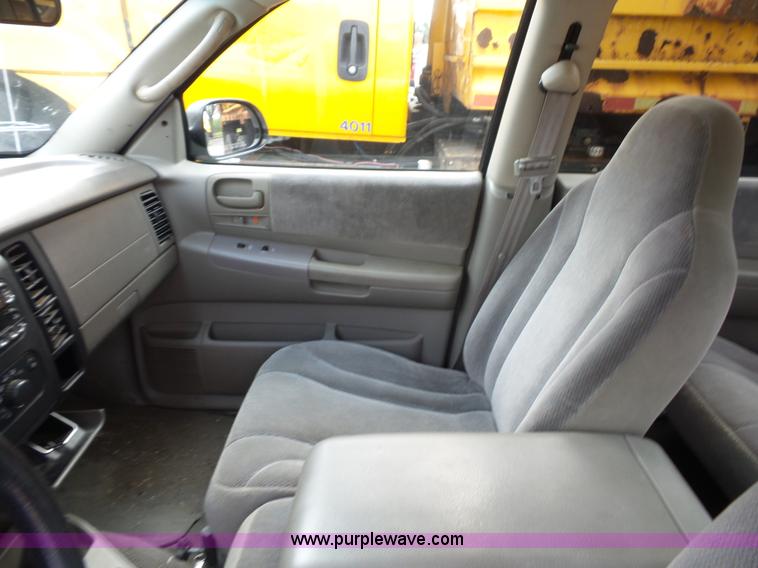 image for item K3493 2001 Dodge Dakota Quad Cab pickup truck