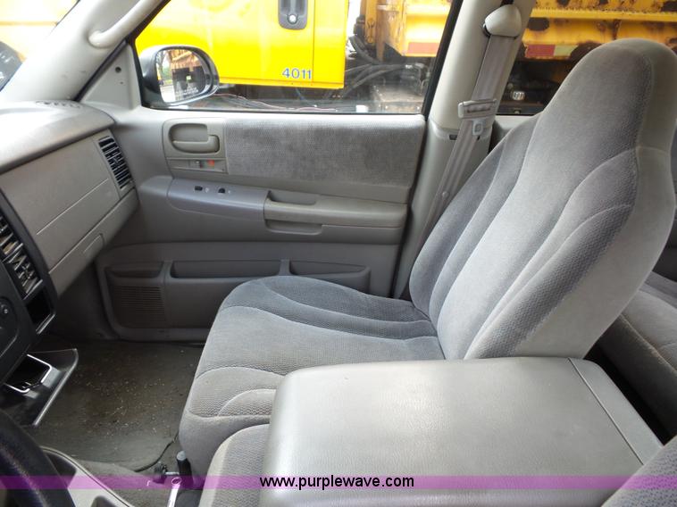 image for item K3493 2001 Dodge Dakota Quad Cab pickup truck