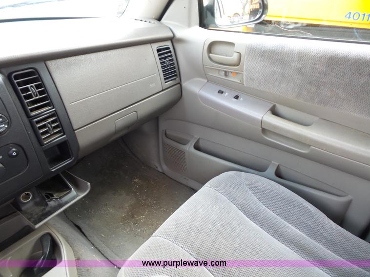 image for item K3493 2001 Dodge Dakota Quad Cab pickup truck