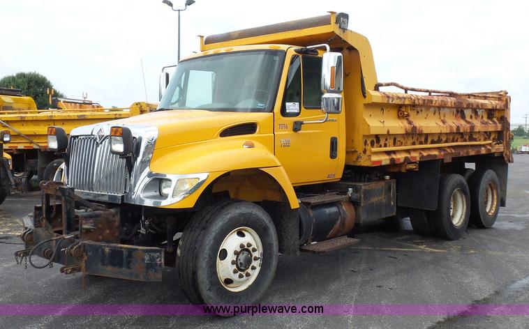 image for item K3494 2003 International 7400 dump truck