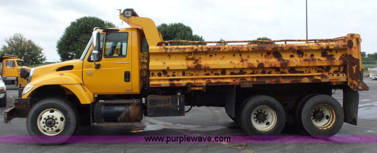image for item K3494 2003 International 7400 dump truck