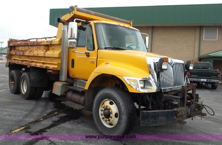 image for item K3494 2003 International 7400 dump truck