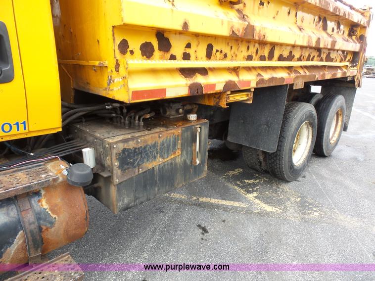 image for item K3494 2003 International 7400 dump truck