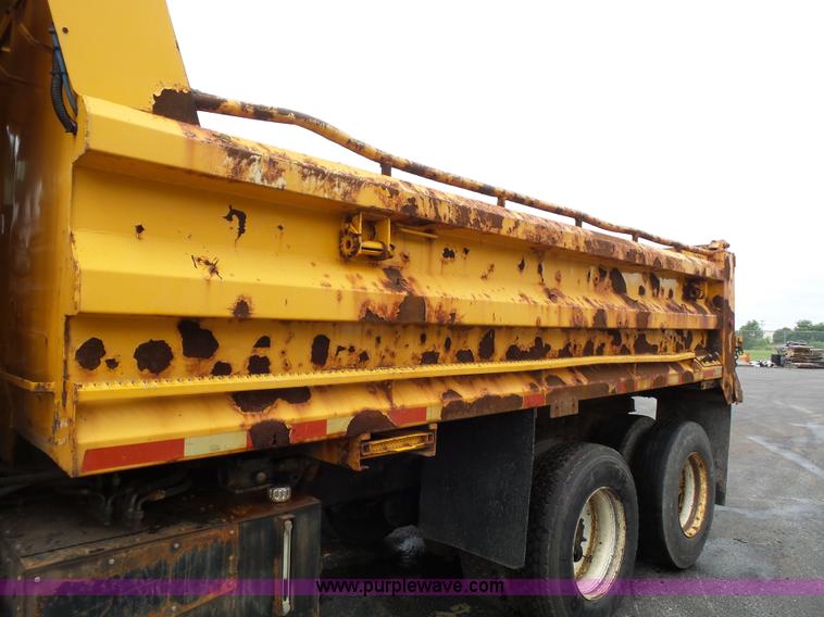 image for item K3494 2003 International 7400 dump truck