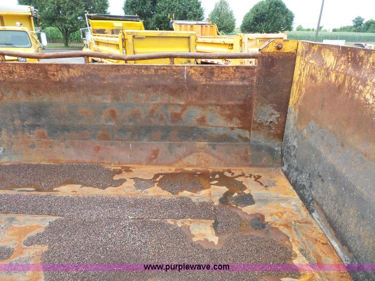 image for item K3494 2003 International 7400 dump truck