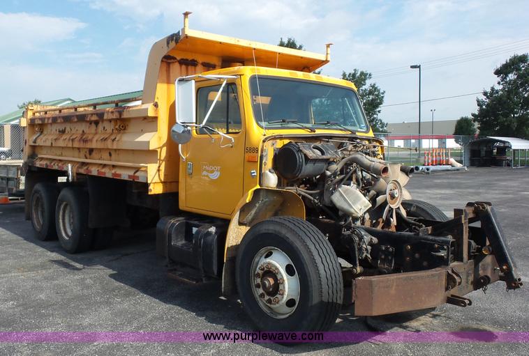 image for item K3495 1999 International 4900 dump truck