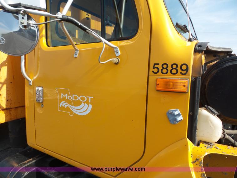 image for item K3495 1999 International 4900 dump truck