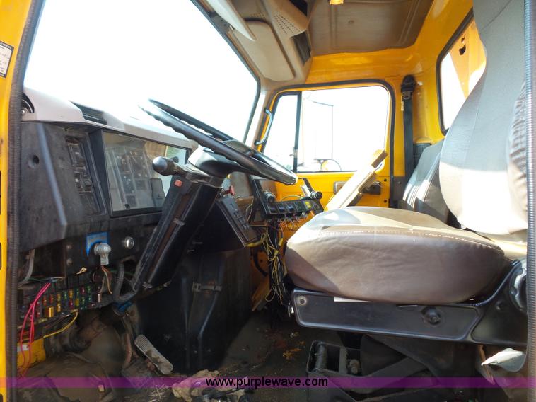 image for item K3495 1999 International 4900 dump truck