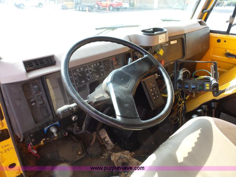 image for item K3495 1999 International 4900 dump truck