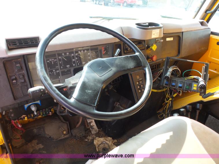 image for item K3495 1999 International 4900 dump truck