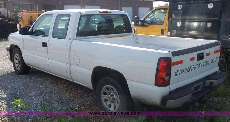 image for item L2863 2005 Chevrolet Silverado 1500 Ext. Cab pickup truck
