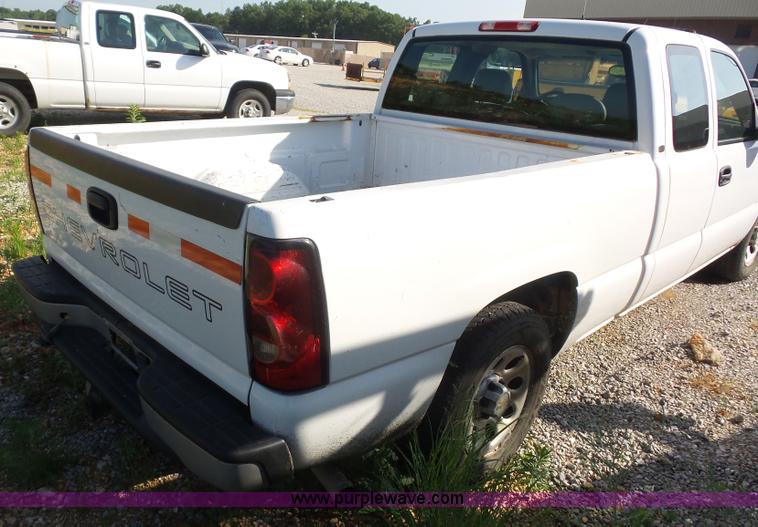 image for item L2863 2005 Chevrolet Silverado 1500 Ext. Cab pickup truck