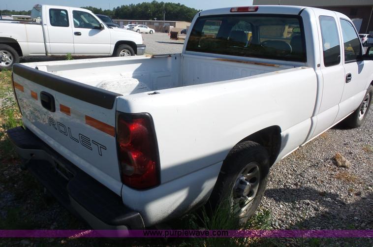 image for item L2863 2005 Chevrolet Silverado 1500 Ext. Cab pickup truck