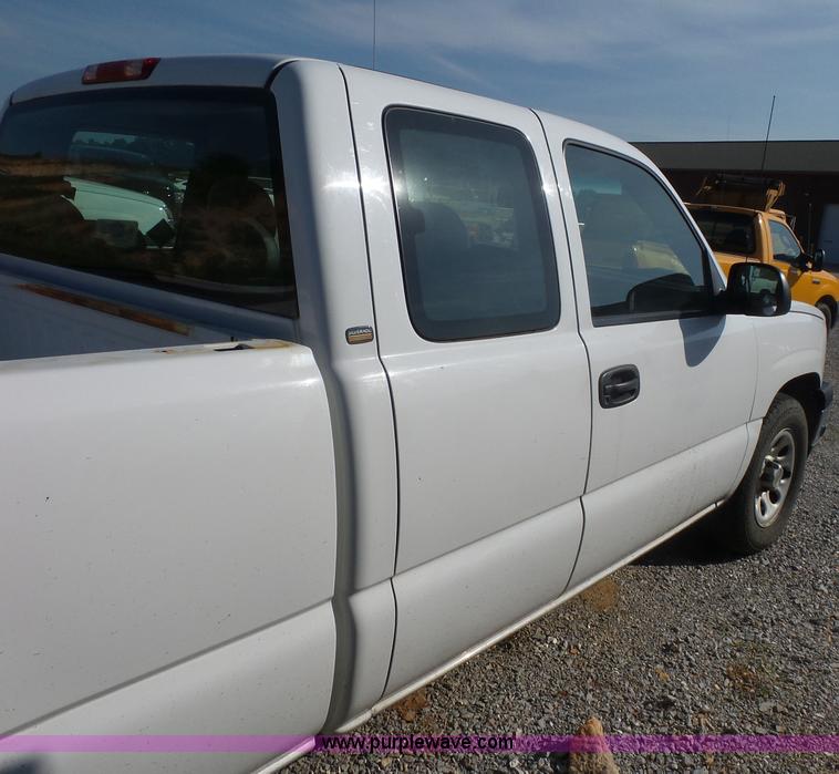 image for item L2863 2005 Chevrolet Silverado 1500 Ext. Cab pickup truck