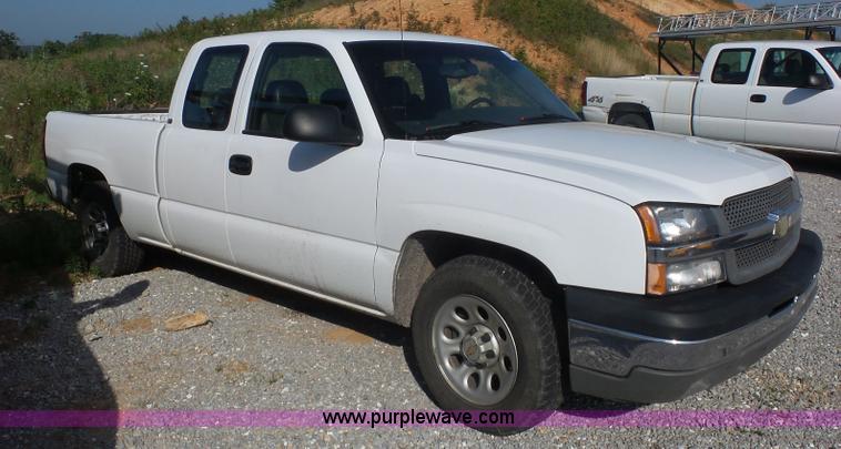image for item L2863 2005 Chevrolet Silverado 1500 Ext. Cab pickup truck