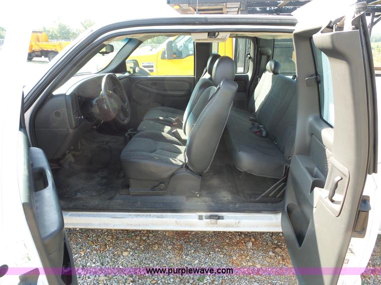 image for item L2863 2005 Chevrolet Silverado 1500 Ext. Cab pickup truck
