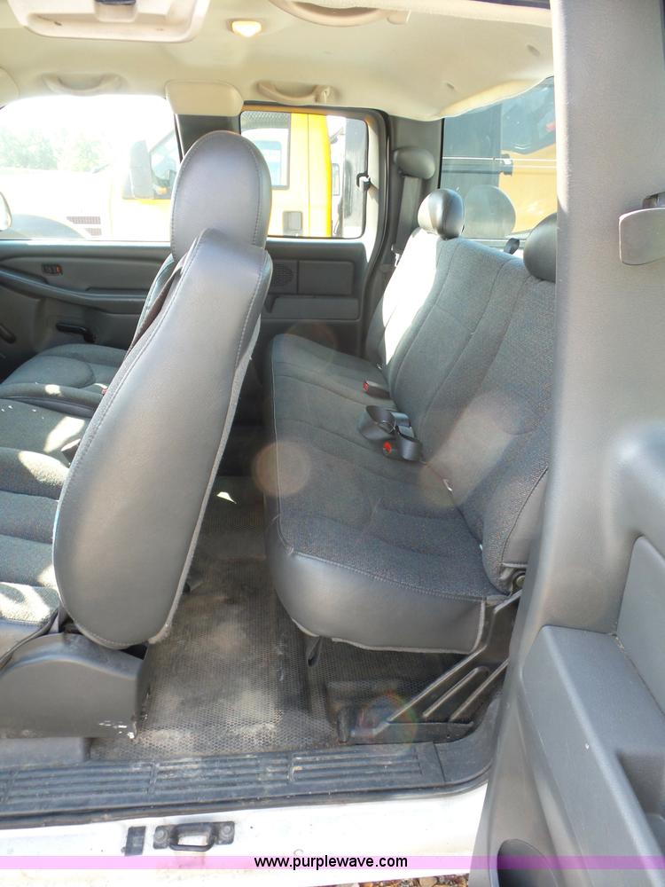 image for item L2863 2005 Chevrolet Silverado 1500 Ext. Cab pickup truck