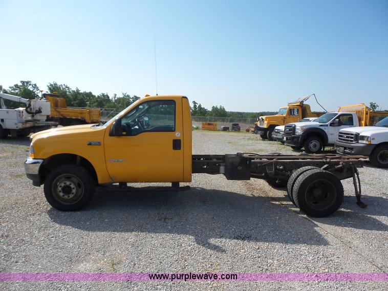 image for item L2864 2004 Ford F550 truck cab and chassis