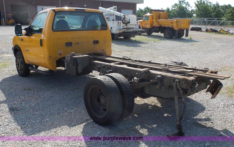 image for item L2864 2004 Ford F550 truck cab and chassis