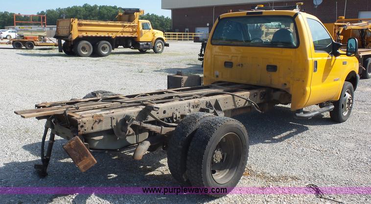 image for item L2864 2004 Ford F550 truck cab and chassis