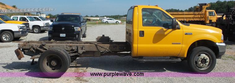 image for item L2864 2004 Ford F550 truck cab and chassis