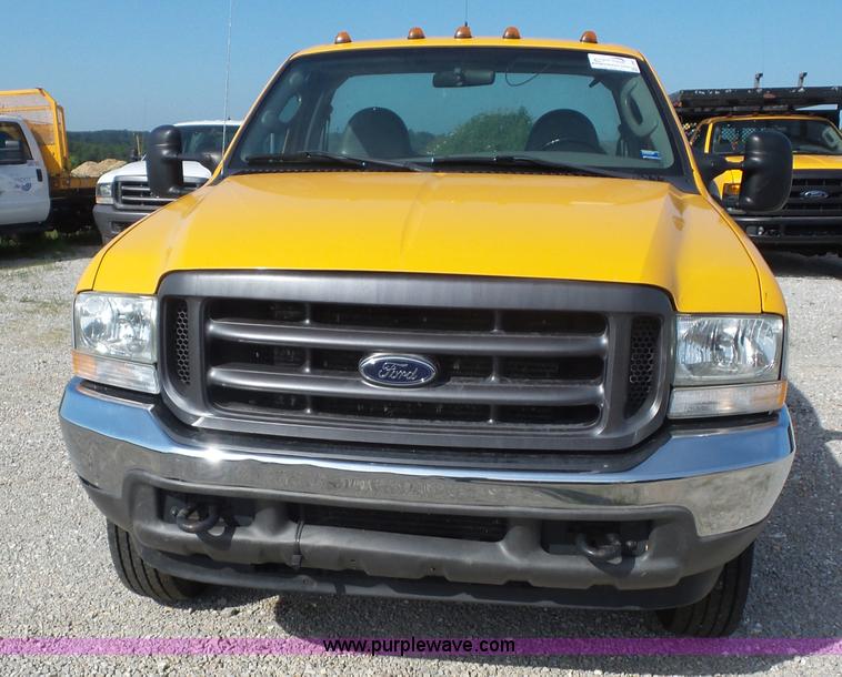 image for item L2864 2004 Ford F550 truck cab and chassis