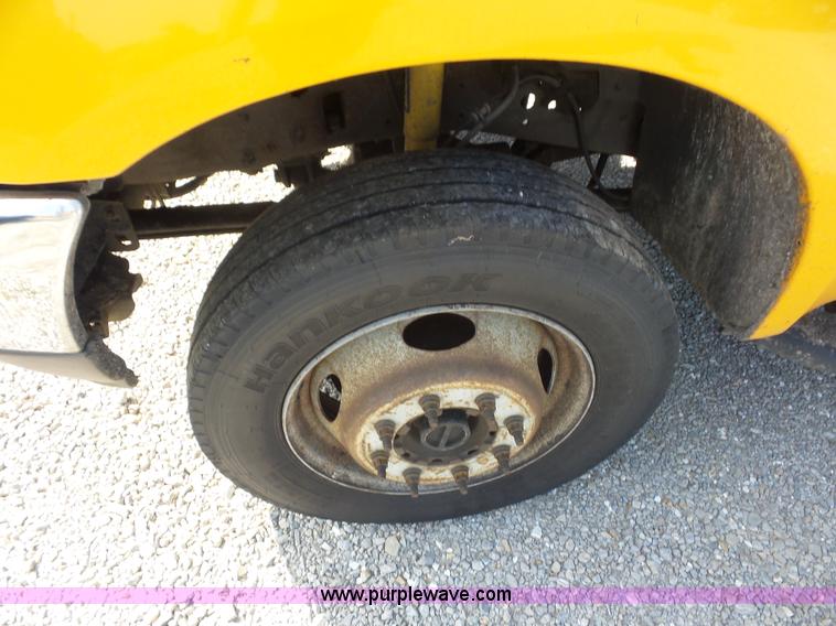 image for item L2864 2004 Ford F550 truck cab and chassis