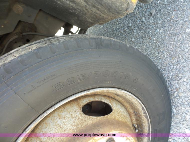 image for item L2864 2004 Ford F550 truck cab and chassis