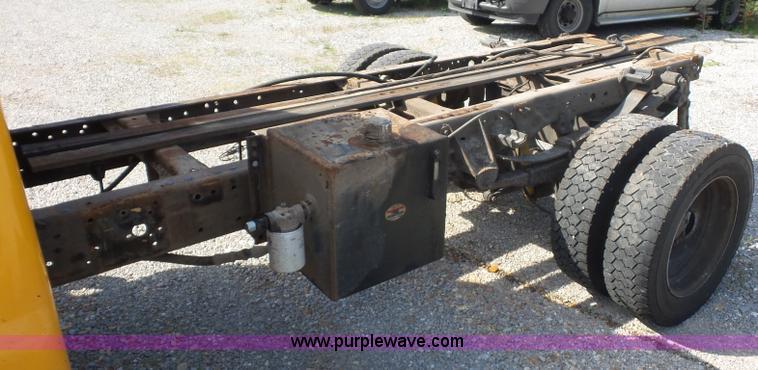 image for item L2864 2004 Ford F550 truck cab and chassis