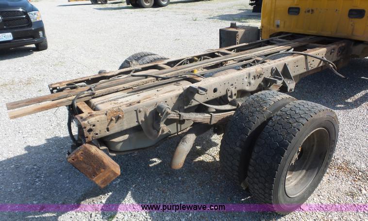 image for item L2864 2004 Ford F550 truck cab and chassis