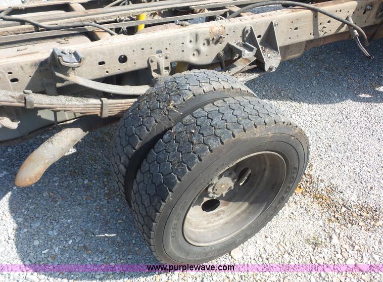 image for item L2864 2004 Ford F550 truck cab and chassis