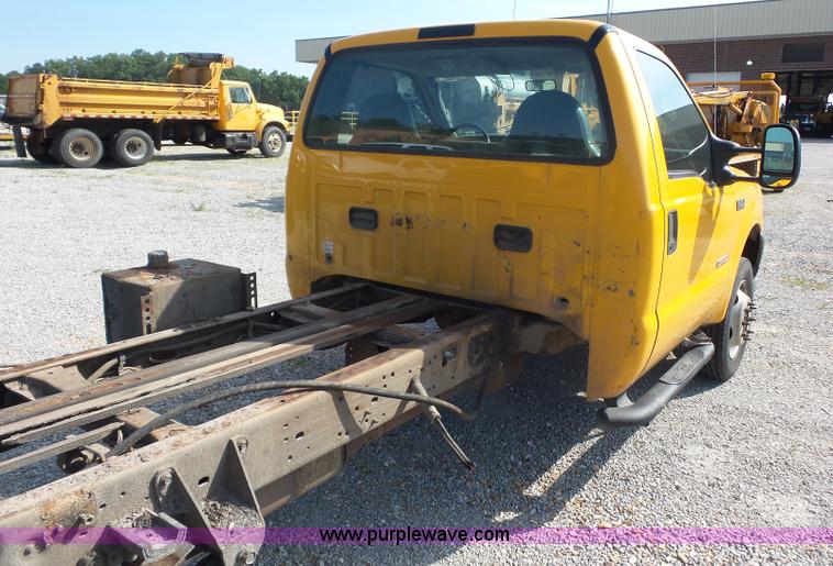 image for item L2864 2004 Ford F550 truck cab and chassis