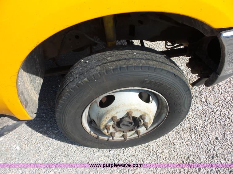 image for item L2864 2004 Ford F550 truck cab and chassis