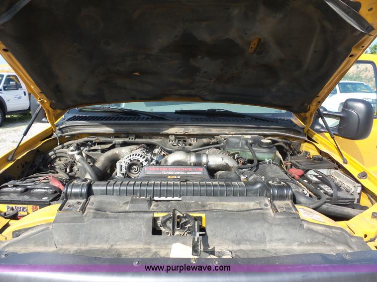 image for item L2864 2004 Ford F550 truck cab and chassis