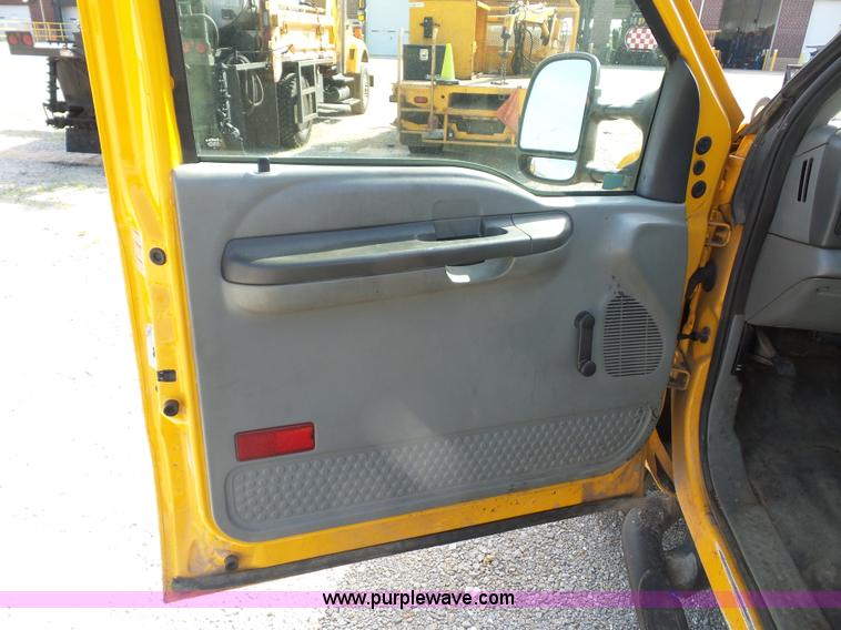 image for item L2864 2004 Ford F550 truck cab and chassis