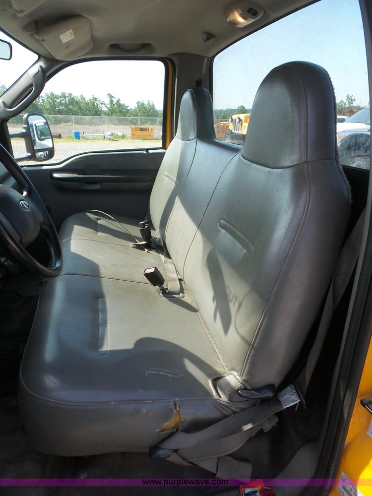 image for item L2864 2004 Ford F550 truck cab and chassis